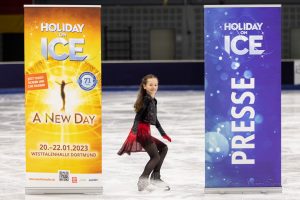 298A9252-HOLIDAY ON ICE